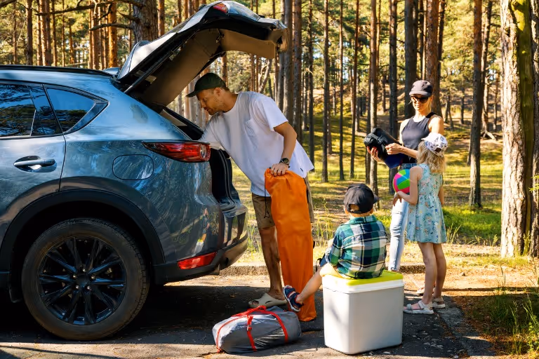 familia viajando en coche