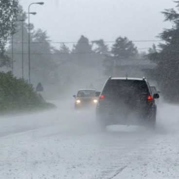 Coches bajo la lluvia