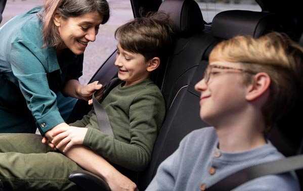 Mujer con sus hijos en el coche