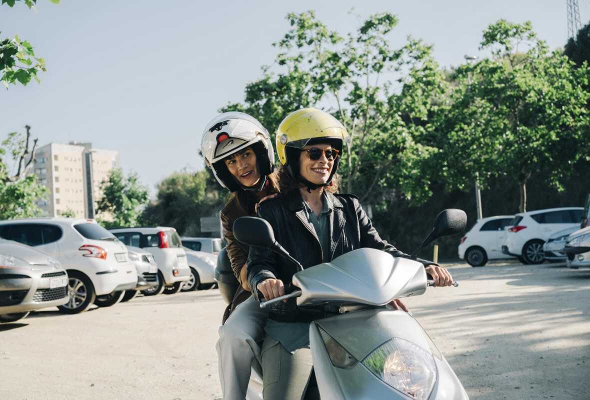 Dos personas montadas en la motocicleta