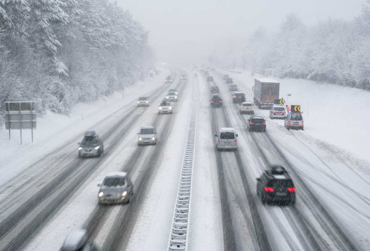 coches conduciendo en la nieve