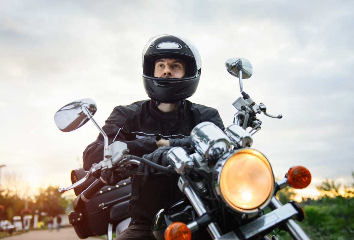 Hombre conduciendo una moto con casco