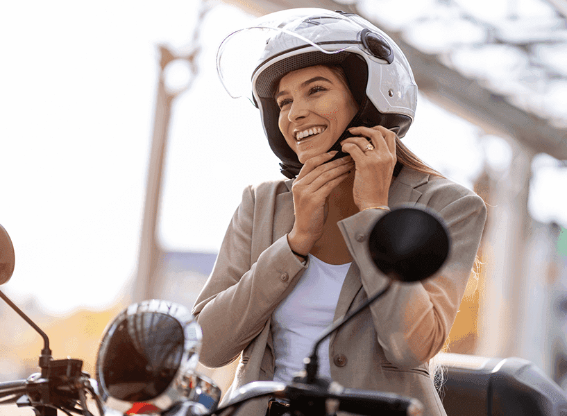 Chica con un ciclomotor