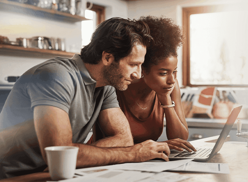 Dos personas abriendo un parte online