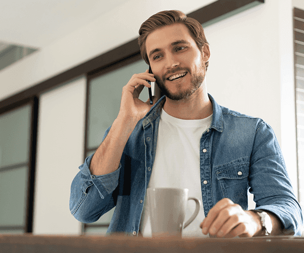 Hombre hablando por telefono