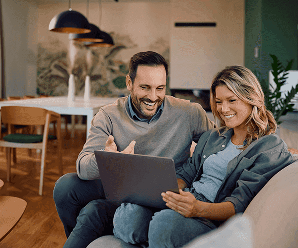 Pareja con ordenador